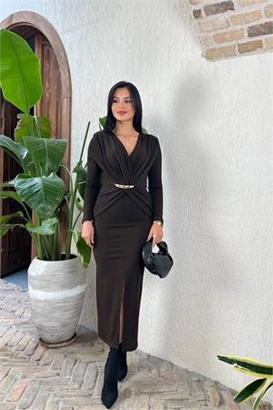 Neşeli butik kadın kahverengi gold aksesuarlı yırtmaçlı midi boy krep elbise NBMY3862