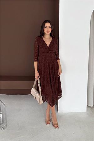 Neşeli butik kadın kahverengi kruvaze yaka midi boy esnek kumaş dantel elbise