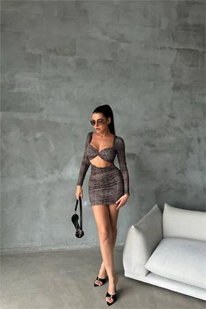 Neşeli butik kadın leopar sırt ve göğüs dekolteli mini elbise NBDF079