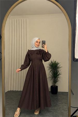 Neşeli butik kadın kahverengi belden oturtmalı çiçek detaylı premium tesettür elbise NBVQ4933