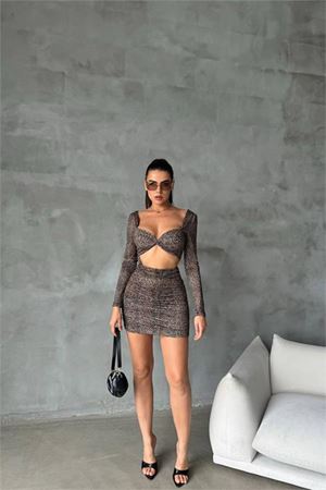 Neşeli butik kadın leopar sırt ve göğüs dekolteli mini elbise NBDF079