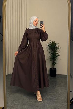 Neşeli butik kadın kahverengi belden oturtmalı çiçek detaylı premium tesettür elbise NBVQ4933