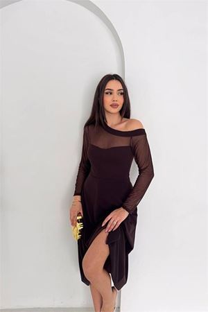 Neşeli butik kadın kahverengi transparan detaylı tek omuz uzun kollu midi boy elbise
