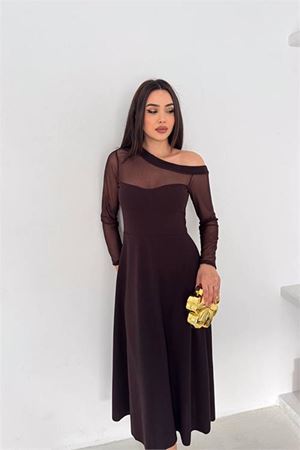 Neşeli butik kadın kahverengi transparan detaylı tek omuz uzun kollu midi boy elbise