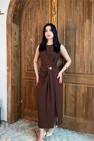 Neşeli butik kadın kahverengi drapeli gold toka detaylı midi boy elbise NBMY3892