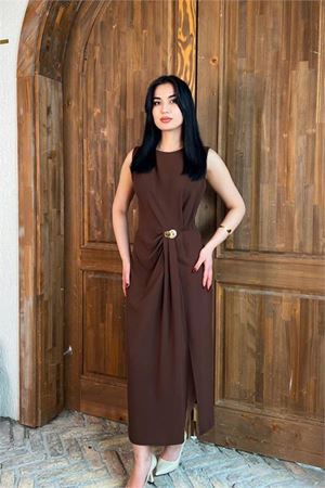 Neşeli butik kadın kahverengi drapeli gold toka detaylı midi boy elbise NBMY3892