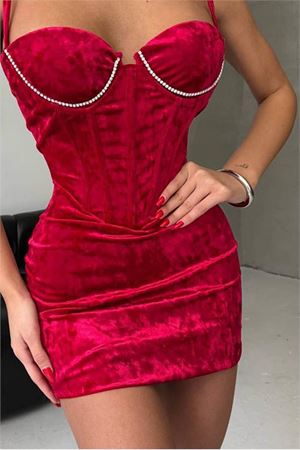 Neşeli butik kadın kırmızı göğüs taş detaylı askılı kadife mini gece elbisesi NBDF179