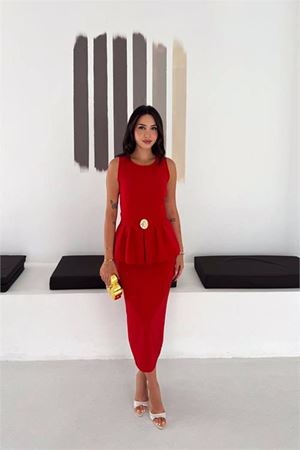Neşeli butik kadın kırmızı kolsuz peplum kesim midi boy kemer tokalı elbise NBK4640
