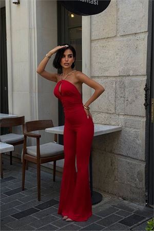 Neşeli butik kadın kırmızı halter yaka zincir askılı ispanyol paça premium tulum NBDF290