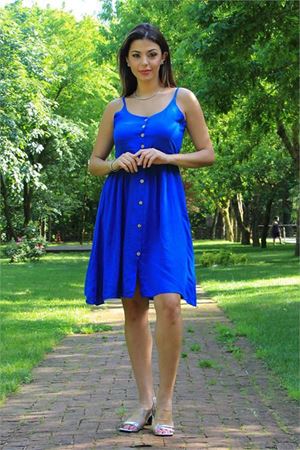 Neşeli butik kadın mavi askılı düğme detaylı yazlık elbise LPTR01
