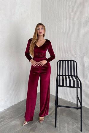 Neşeli butik kadın V-yaka büzgü detaylı kadife tulum NBK2197