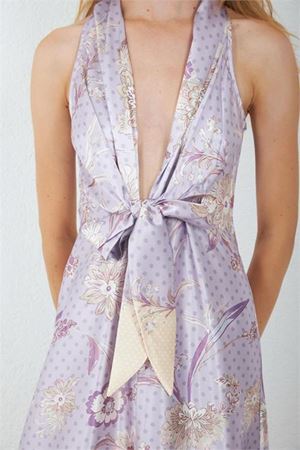 Neşeli butik kadın mor saten kumaş yırtmaçlı çiçek desen bağlamalı maxi elbise NBMY4109