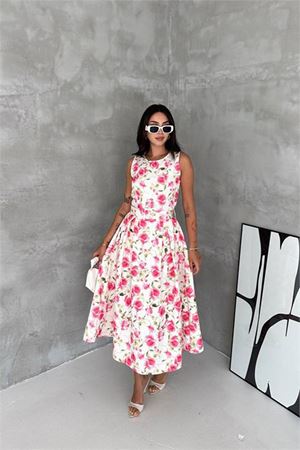 Neşeli butik kadın pembe çiçek desenli kolsuz midi boy kloş kemerli elbise NBK4645
