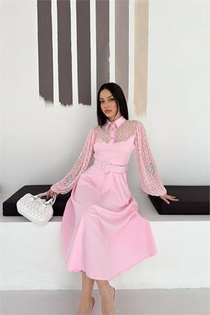 Neşeli butik kadın pembe gömlek yaka transparan üst detaylı kemerli midi boy elbise NBK4581