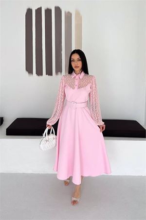 Neşeli butik kadın pembe gömlek yaka transparan üst detaylı kemerli midi boy elbise NBK4581