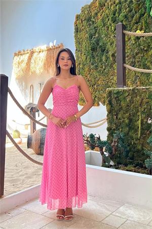 Neşeli butik kadın pembe ince askılı puantiye desen göğüs drapeli midi boy elbise NBMY4037
