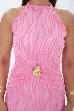 Neşeli butik kadın pembe flok baskılı halter yaka gold kemer detaylı midi boy elbise NBMY4023