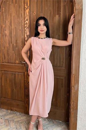 Neşeli butik kadın pudra drapeli gold toka detaylı midi boy elbise NBMY3892