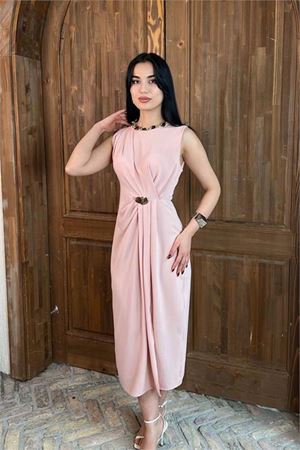 Neşeli butik kadın pudra drapeli gold toka detaylı midi boy elbise NBMY3892