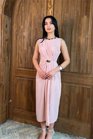 Neşeli butik kadın pudra drapeli gold toka detaylı midi boy elbise NBMY3892