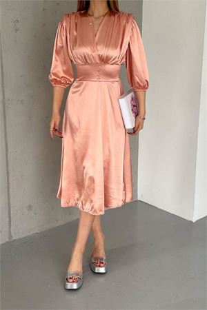 Neşeli butik kadın pudra vatkalı düğme detaylı saten elbise NBK2070