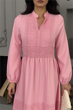 Neşeli butik kadın pembe atlas kumaş dantel detaylı elbise NBMS2517