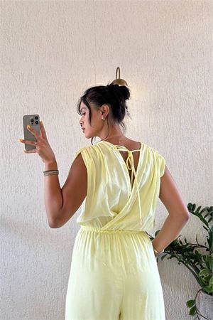 Neşeli butik kadın sarı kruvaze yaka yazlık tulum NBMY3805