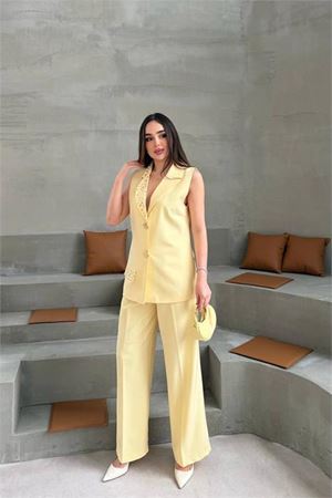 Neşeli butik kadın sarı taş işlemeli gold düğme detaylı kolsuz blazer ceket pantolon takım NBSTR1030