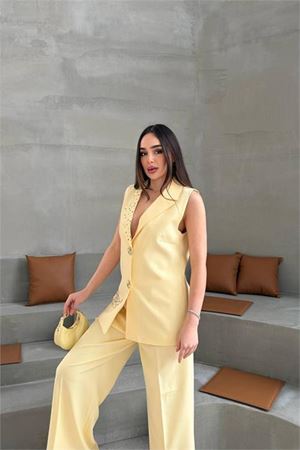 Neşeli butik kadın sarı taş işlemeli gold düğme detaylı kolsuz blazer ceket pantolon takım NBSTR1030