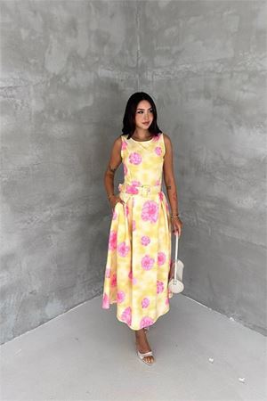Neşeli butik kadın sarı çiçek desenli kolsuz midi boy kloş kemerli elbise NBK4645