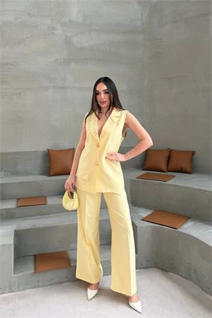 Neşeli butik kadın sarı taş işlemeli gold düğme detaylı kolsuz blazer ceket pantolon takım NBSTR1030