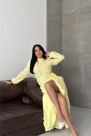 Neşeli butik kadın sarı keten kumaş çiçek aplikeli hakim yaka etekli takım NBMS2629