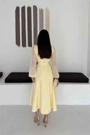 Neşeli butik kadın sarı gömlek yaka transparan üst detaylı kemerli midi boy elbise NBK4581