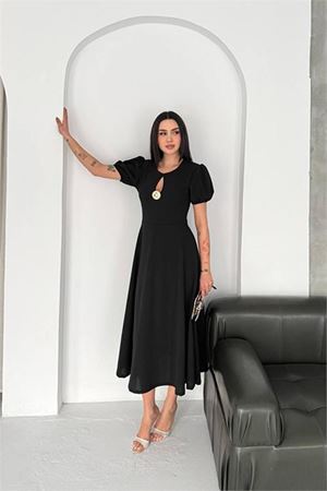 Neşeli butik kadın siyah balon kol gold broş detaylı midi boy elbise NBK4563