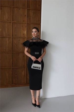 Neşeli butik kadın dantel ve tüy detaylı taş kemerli midi tasarım elbise NBNC2521