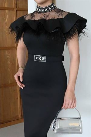 Neşeli butik kadın dantel ve tüy detaylı taş kemerli midi tasarım elbise NBNC2521