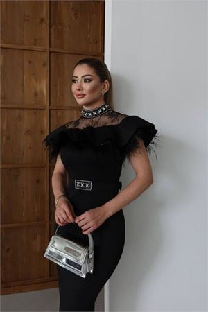 Neşeli butik kadın dantel ve tüy detaylı taş kemerli midi tasarım elbise NBNC2521