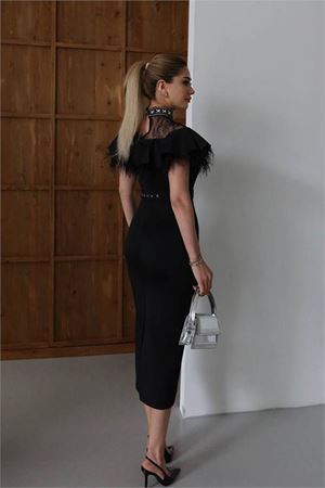 Neşeli butik kadın dantel ve tüy detaylı taş kemerli midi tasarım elbise NBNC2521