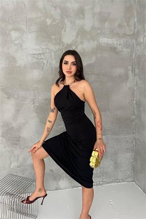 Neşeli butik kadın siyah sırt dekolteli metal yaka midi elbise NBK4543