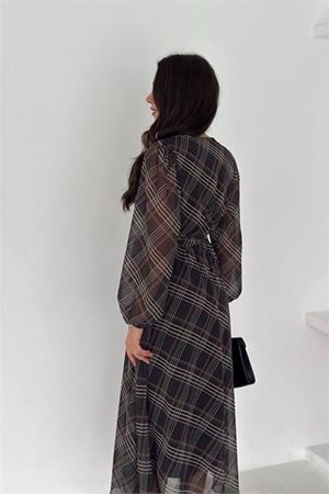 Neşeli butik kadın siyah kruvaze yaka ekose desenli beli kuşaklı midi boy şifon elbise