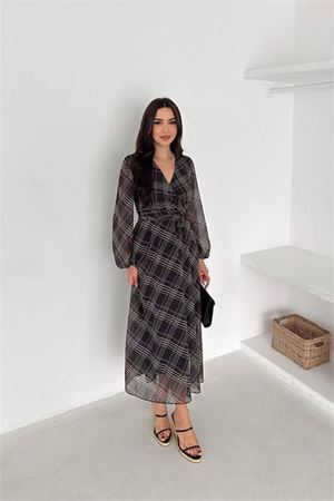 Neşeli butik kadın siyah kruvaze yaka ekose desenli beli kuşaklı midi boy şifon elbise