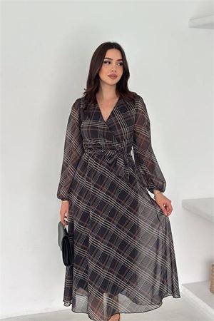 Neşeli butik kadın siyah kruvaze yaka ekose desenli beli kuşaklı midi boy şifon elbise