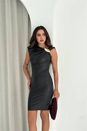 Neşeli butik kadın tek omuz broş detaylı mini boy deri elbise NBK4385
