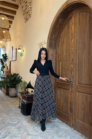 Neşeli butik kadın siyah eteği ekose desenli kemerli tam boy elbise NBMY3860