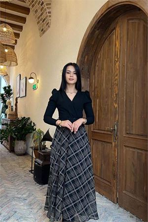 Neşeli butik kadın siyah eteği ekose desenli kemerli tam boy elbise NBMY3860