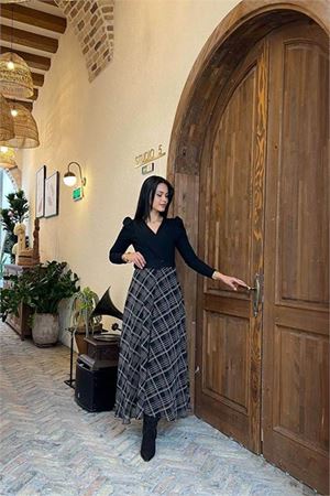 Neşeli butik kadın siyah eteği ekose desenli kemerli tam boy elbise NBMY3860