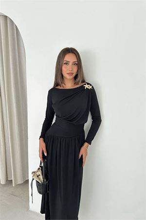 Neşeli butik kadın siyah broş detaylı sandy kumaş drapeli midi boy elbise NBK5011
