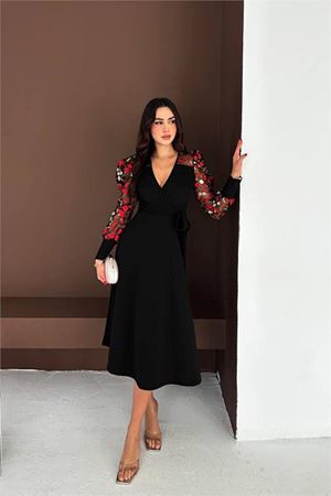 Neşeli butik kadın siyah tül kol çiçek işlemeli midi boy elbise NBK4409