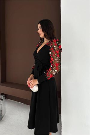 Neşeli butik kadın siyah tül kol çiçek işlemeli midi boy elbise NBK4409