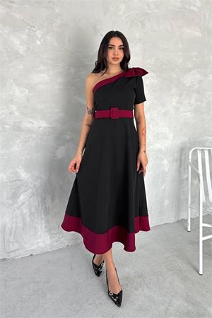 Neşeli butik kadın siyah tek omuz fiyonk detaylı kemerli kloş midi elbise NBK4189